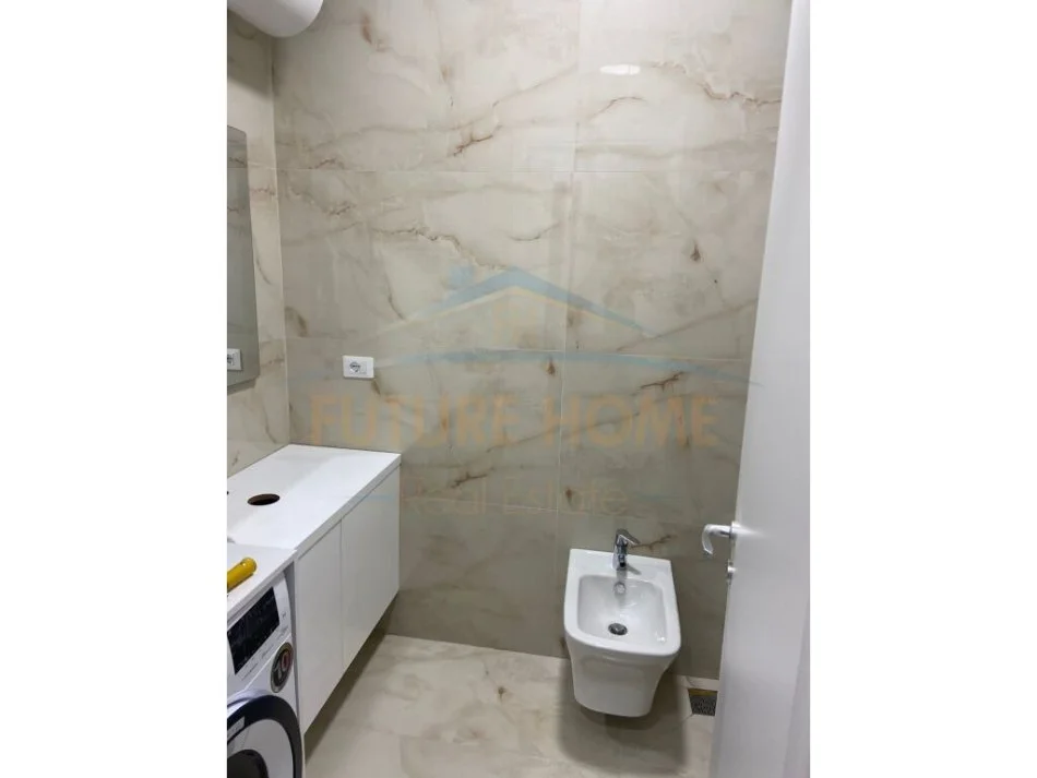 Tirane, jepet me qera apartament 2+1+Ballkon Kati 4, 94 m² 650 € (Bulevardi i Ri)