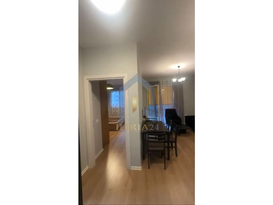 Tirane, jap me qera apartament 1+1+Ballkon Kati 5, 65 m² 400 € (Yzberisht)