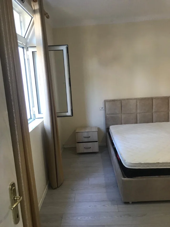 Tirane, jepet me qera shtepi 1+1 Kati 1, 70 m² 400 € (Rruga Todi Shkurti)