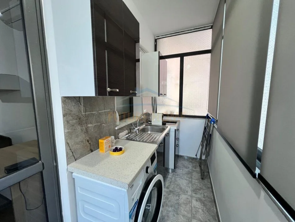 Tirane, jepet me qera garsonier 1+1 Kati 2, 40 m² 550 € (Rr. "Perlat Rexhepi", Bllok)