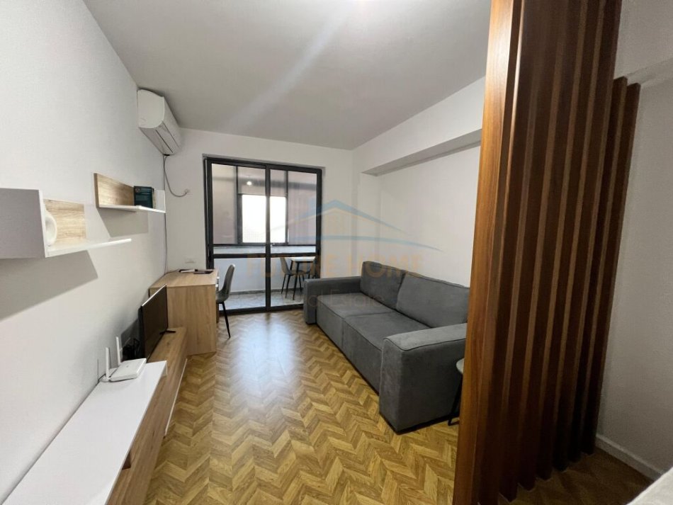 Tirane, jepet me qera garsonier 1+1 Kati 2, 40 m² 550 € (Rr. &quot;Perlat Rexhepi&quot;, Bllok)