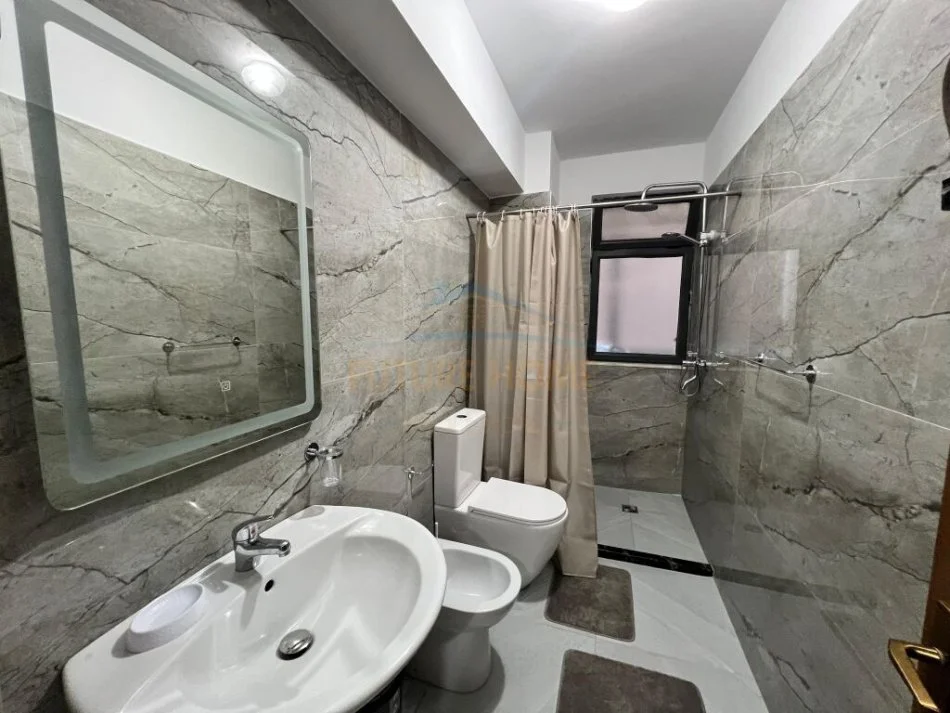 Tirane, jepet me qera garsonier 1+1 Kati 2, 40 m² 550 € (Rr. "Perlat Rexhepi", Bllok)