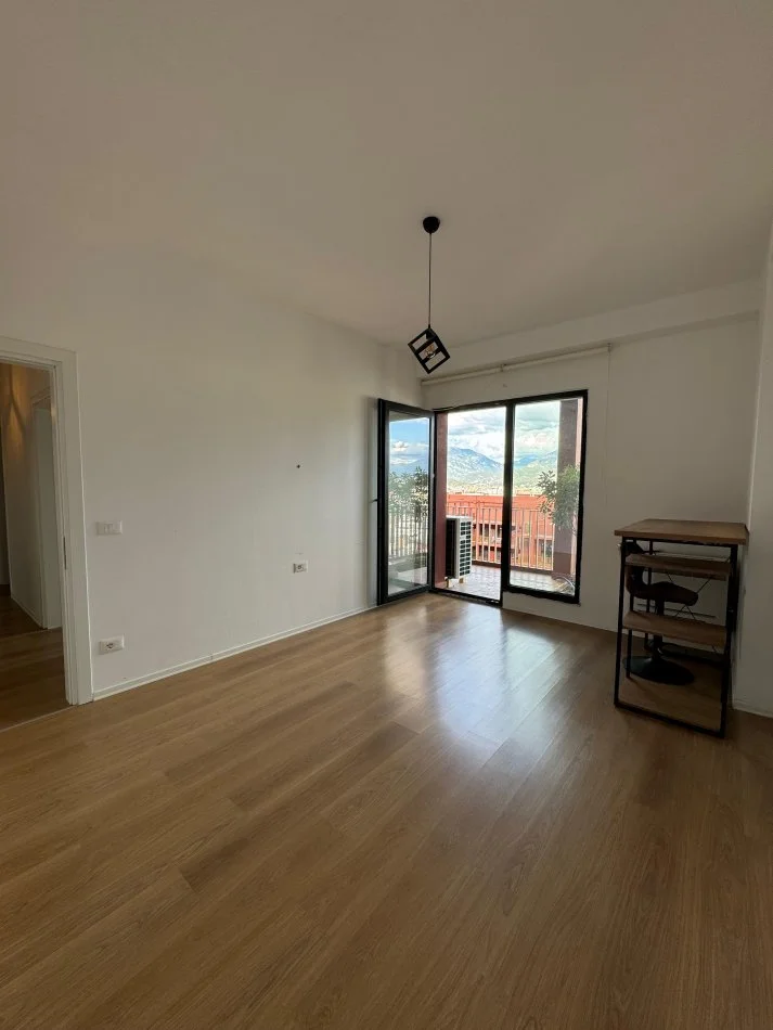 Tirane, jepet me qera ambjent biznesi Kati 18, 160 m² 1.500 € 