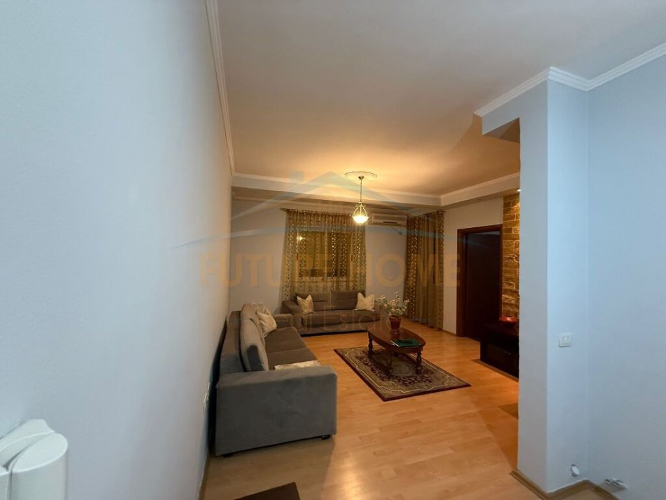 Tirane, jepet me qera apartament 1+1+Aneks Kati 5, 70 m² 400 € 