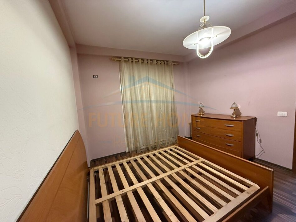 Tirane, jepet me qera apartament 1+1+Aneks Kati 5, 70 m² 400 € 