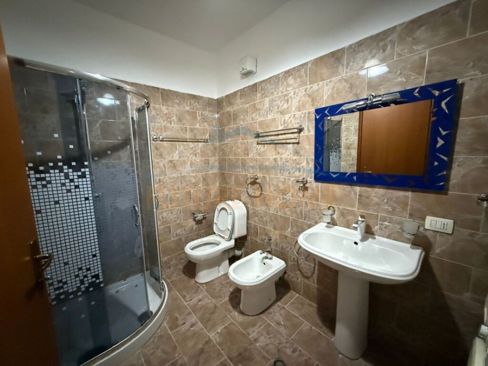 Tirane, jepet me qera apartament 1+1+Aneks Kati 5, 70 m² 400 € 