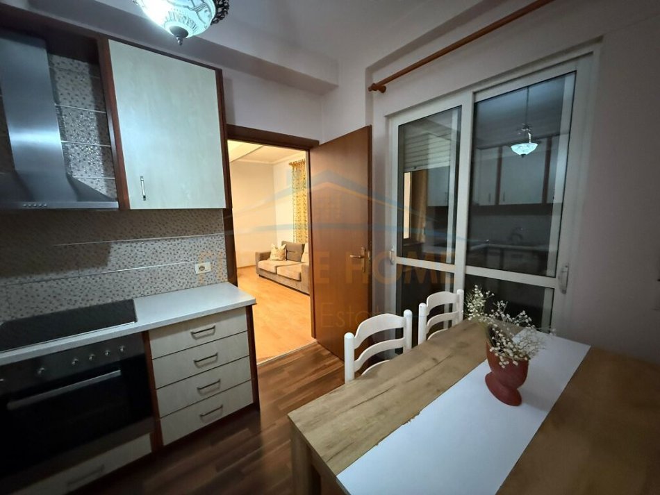 Tirane, jepet me qera apartament 1+1+Aneks Kati 5, 70 m² 400 € 