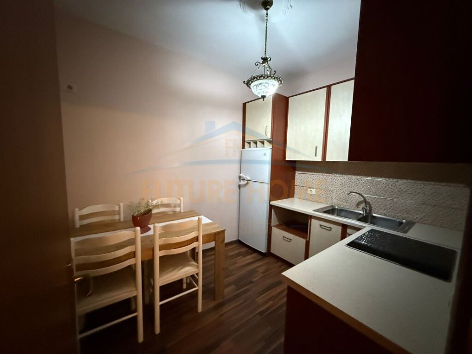 Tirane, jepet me qera apartament 1+1+Aneks Kati 5, 70 m² 400 € 