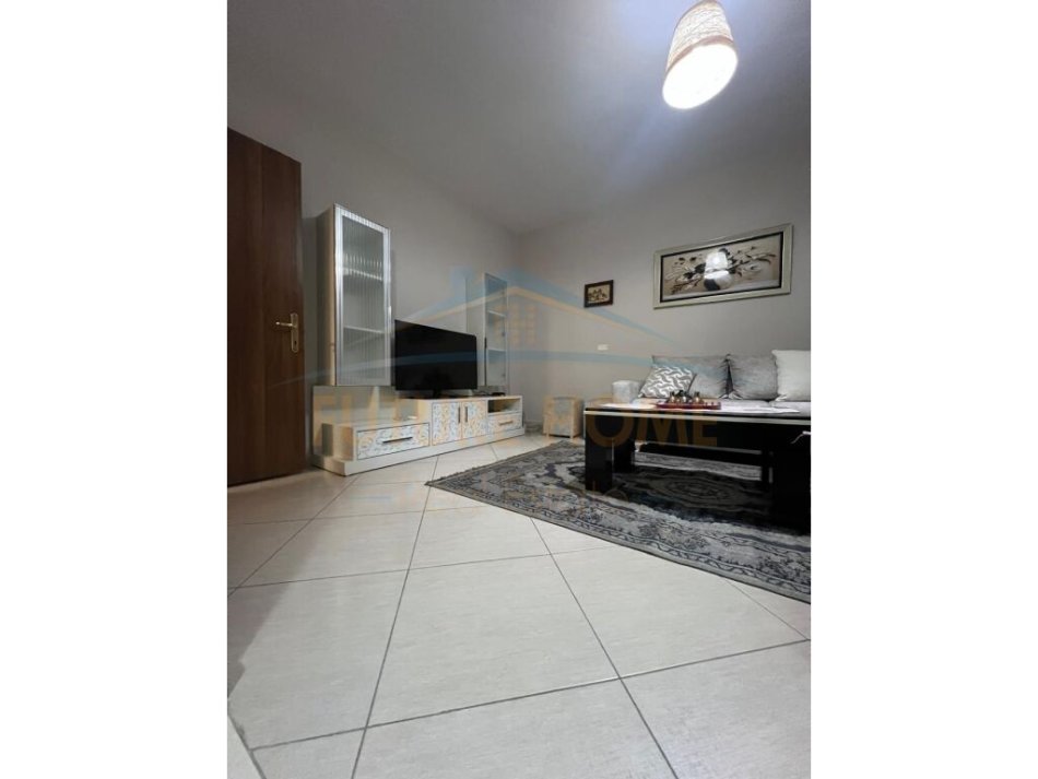 Tirane, jepet me qera 1+1 Kati 5, 450 € (Ish parku i autobuzave)