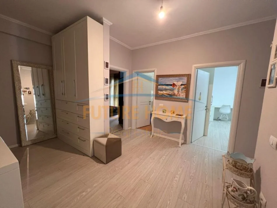 Tirane, jepet me qera apartament 3+1 Kati 2, 144 m² 231.000 € (Liqeni i Thate)