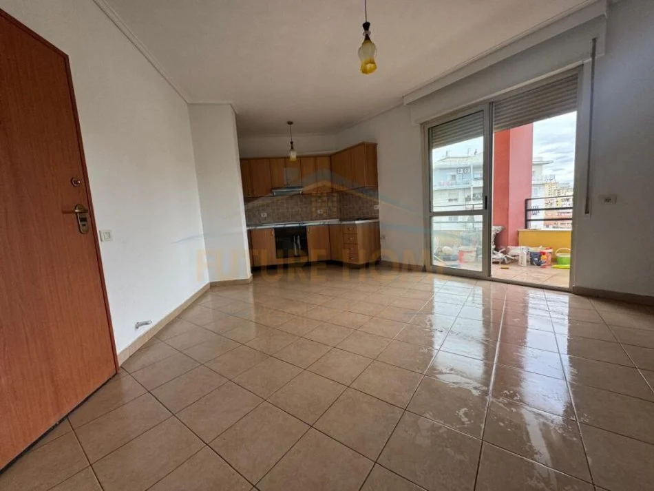 Tirane, jepet me qera apartament 2+1+Ballkon Kati 7, 92 m² 450 € (Selvia)