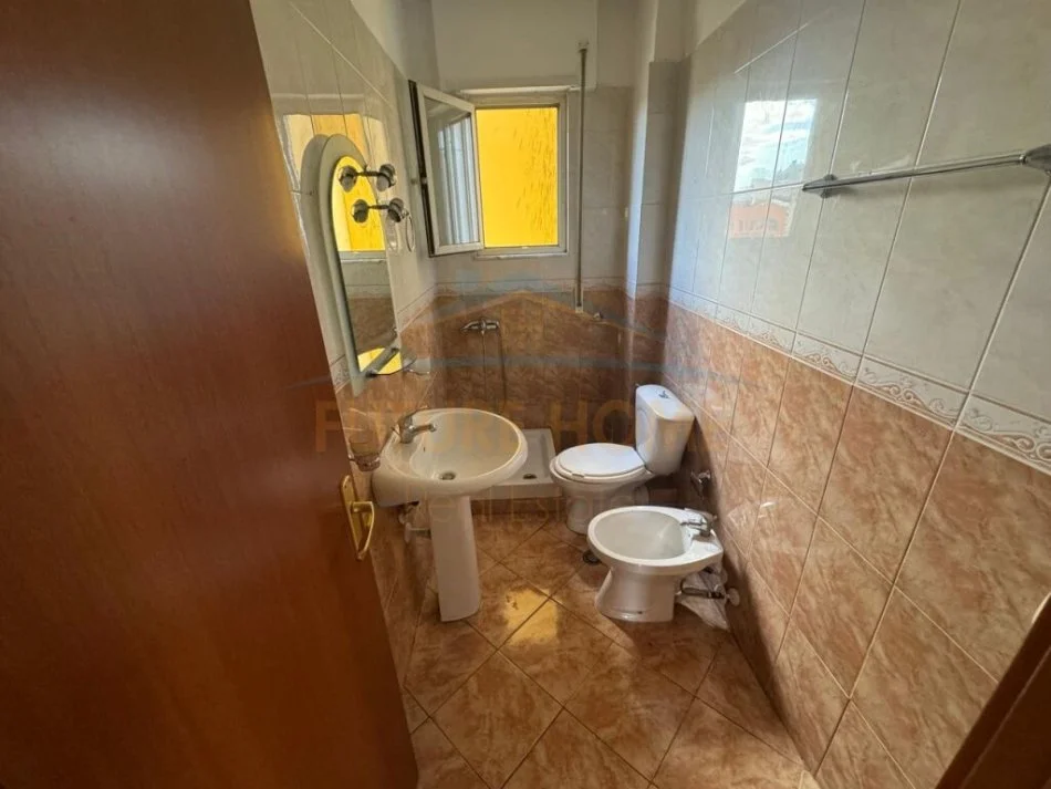 Tirane, jepet me qera apartament 2+1+Ballkon Kati 7, 92 m² 450 € (Selvia)