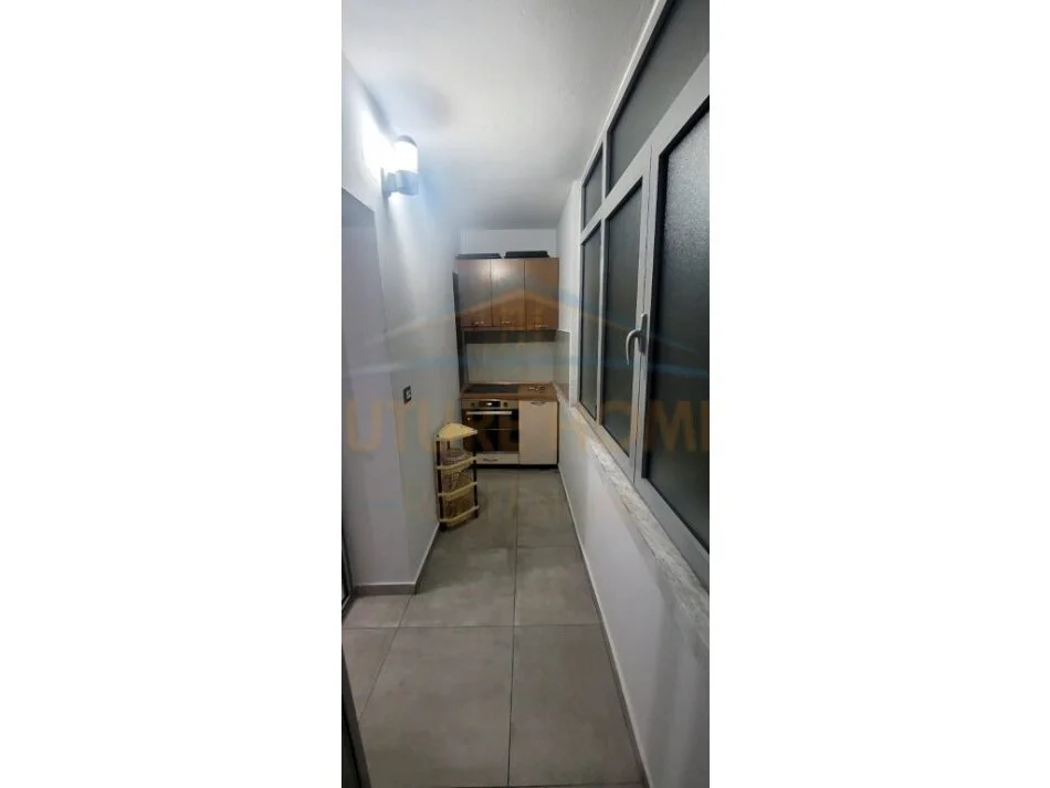 Korce, jepet me qera apartament 2+1+Ballkon Kati 5, 76 m² 250 € (KO46666)