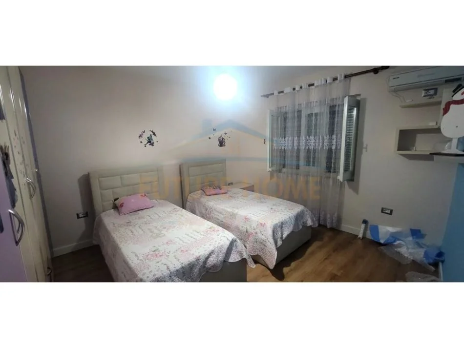 Korce, jepet me qera apartament 2+1+Ballkon Kati 5, 76 m² 250 € (KO46666)