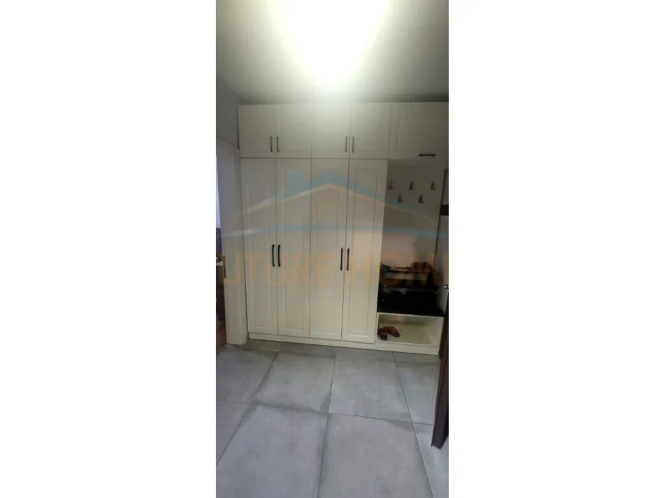 Korce, jepet me qera apartament 2+1+Ballkon Kati 5, 76 m² 250 € (KO46666)