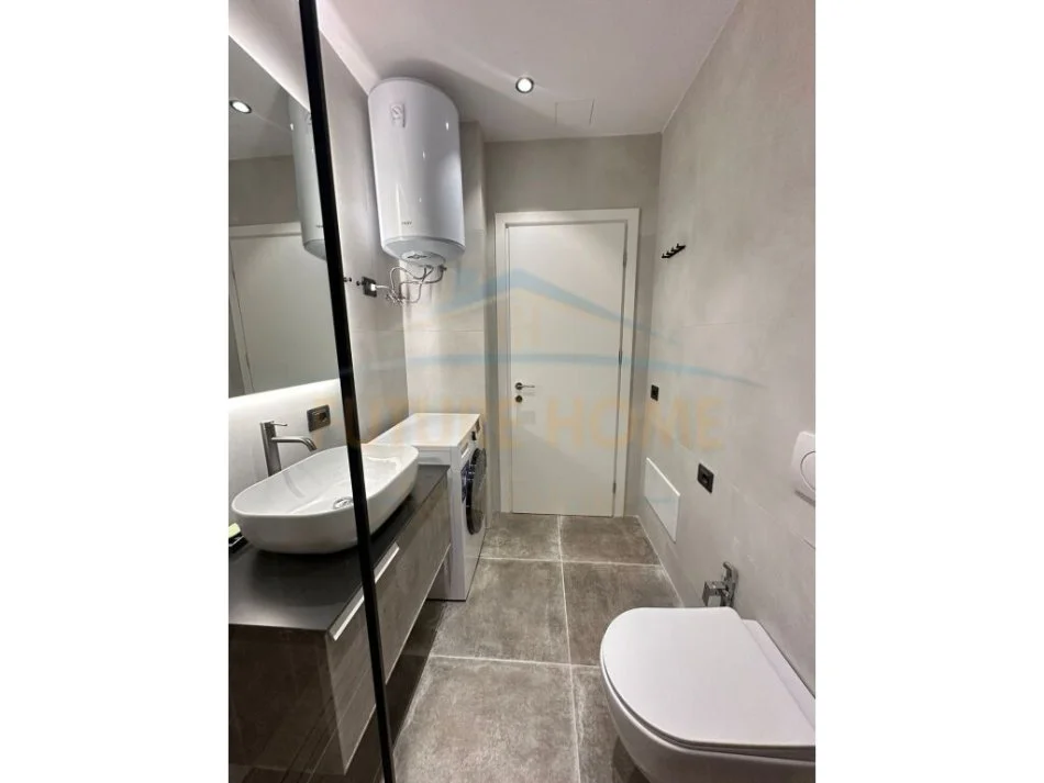 Tirane, jepet me qera apartament 1+1+Ballkon Kati 6, 76 m² 500 € (Yzberisht)