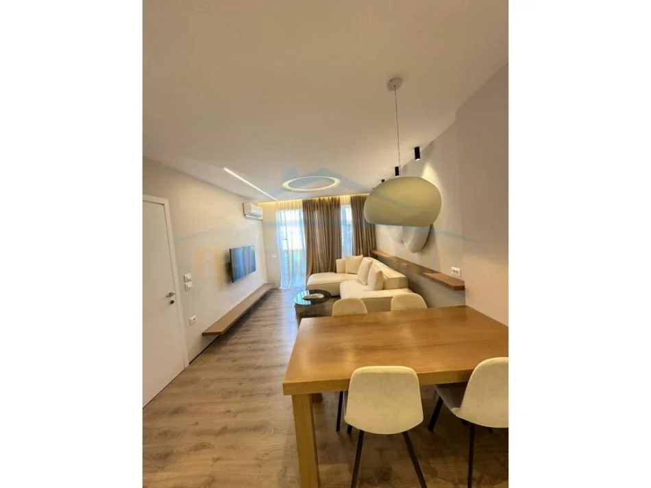 Tirane, jepet me qera apartament 1+1+Ballkon Kati 6, 76 m² 500 € (Yzberisht)