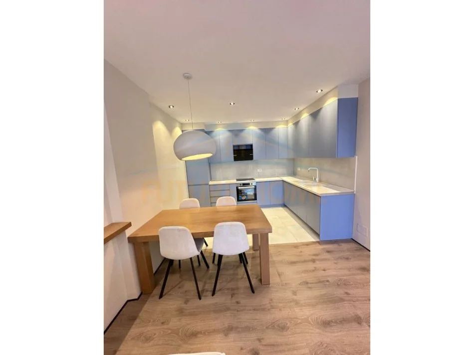 Tirane, jepet me qera apartament 1+1+Ballkon Kati 6, 76 m² 500 € (Yzberisht)