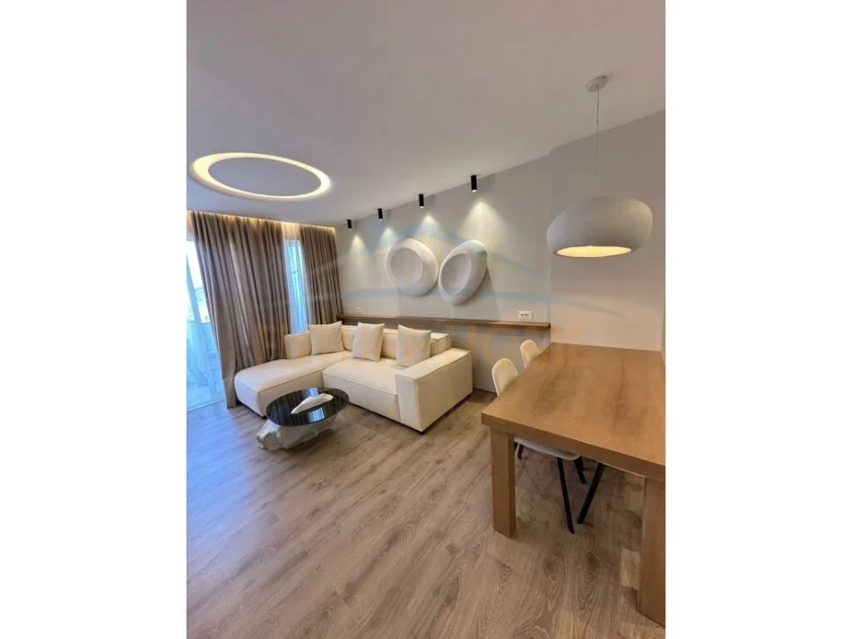 Tirane, jepet me qera apartament 1+1+Ballkon Kati 6, 76 m² 500 € (Yzberisht)