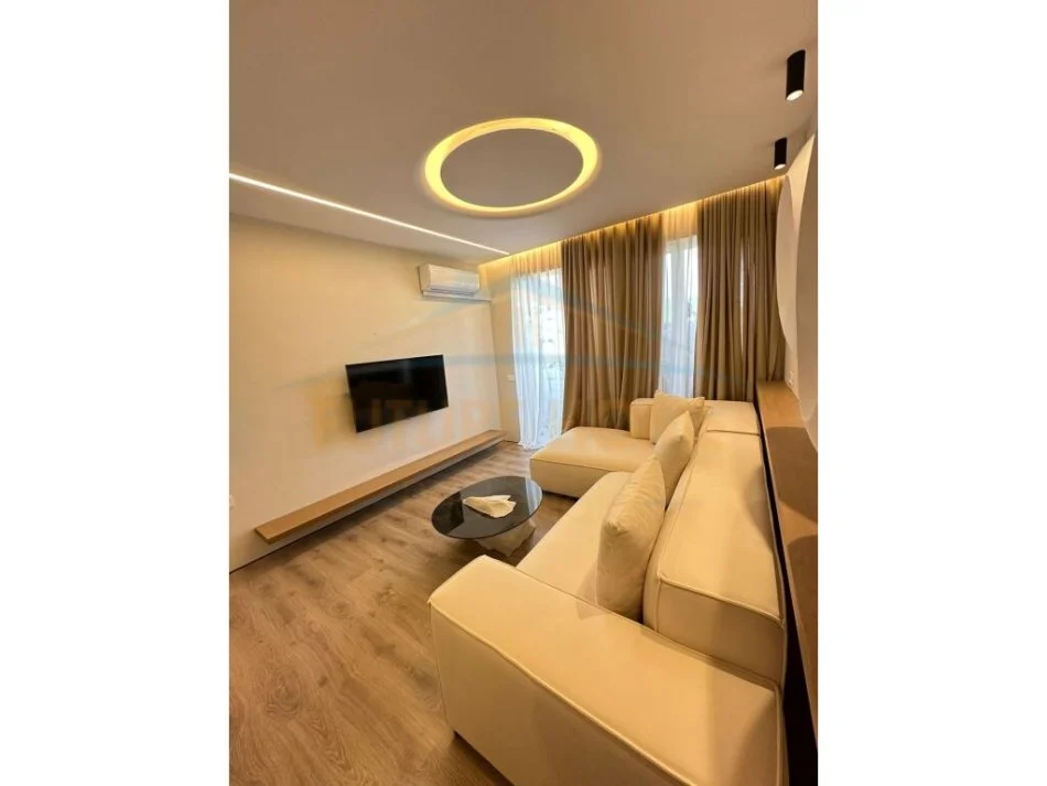 Tirane, jepet me qera apartament 1+1+Ballkon Kati 6, 76 m² 500 € (Yzberisht)