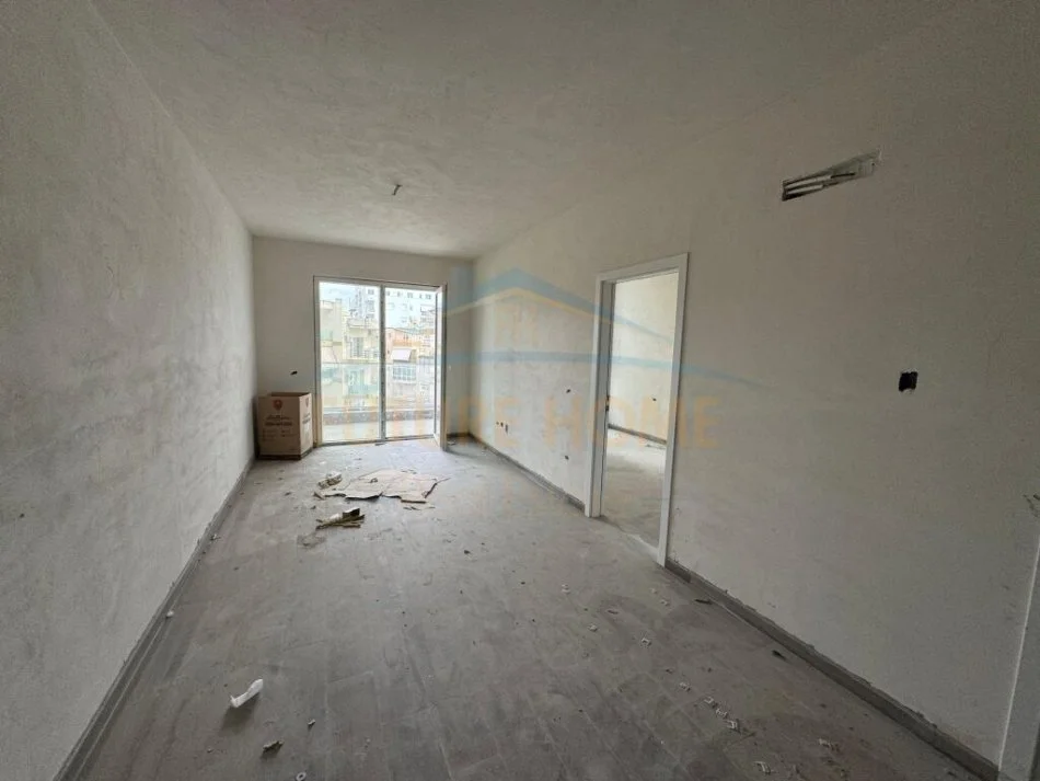 Durres, shitet apartament 1+1+Ballkon Kati 3, 107.680 € (qerret)