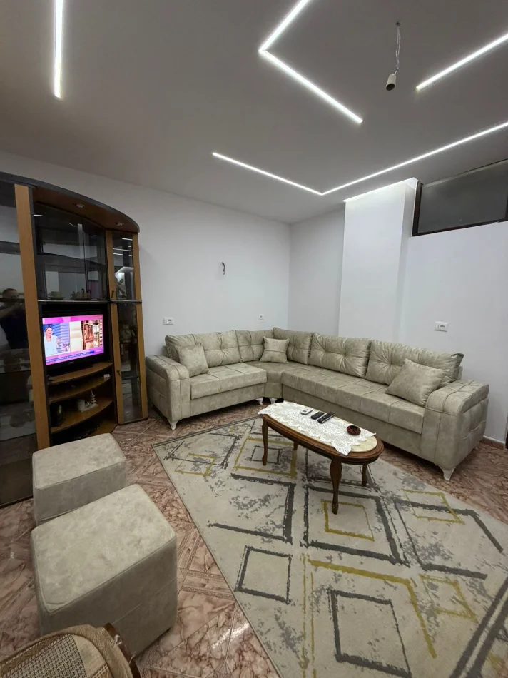 Durres, jepet me qera apartament 2+1+Ballkon , 85 m² 400 € (gjykata)