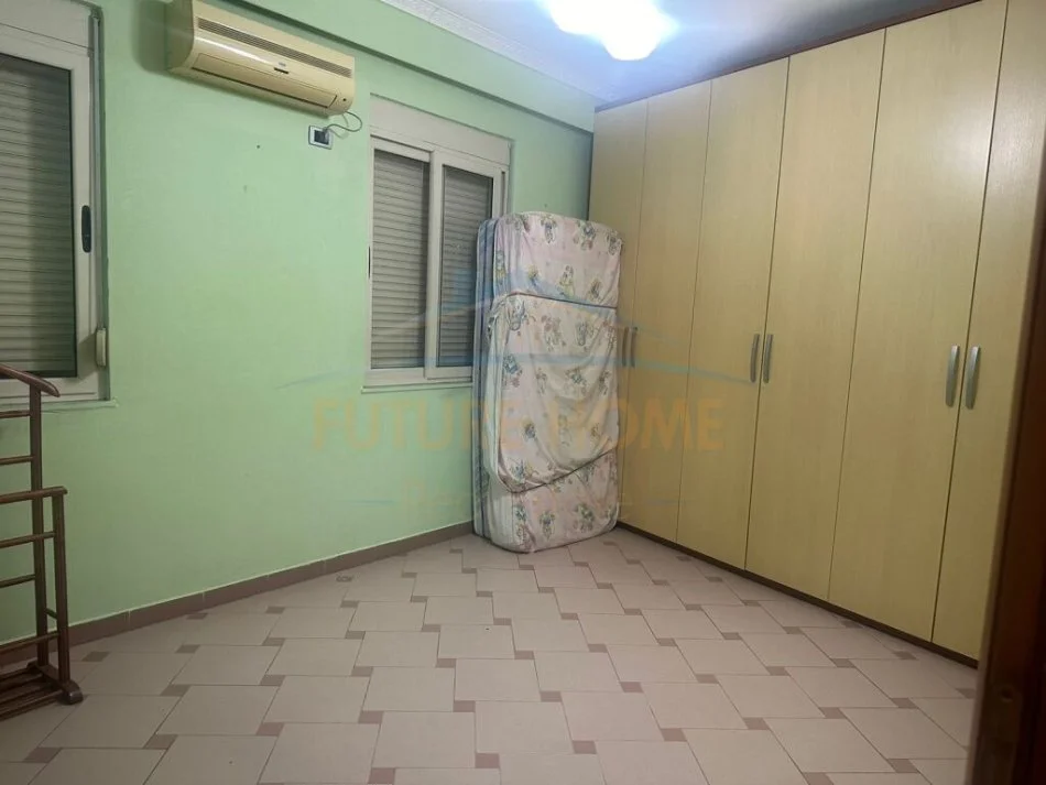 Tirane, jepet me qera apartament 1+1 Kati 1, 73 m² 650 € (Rruga e Bogdaneve)