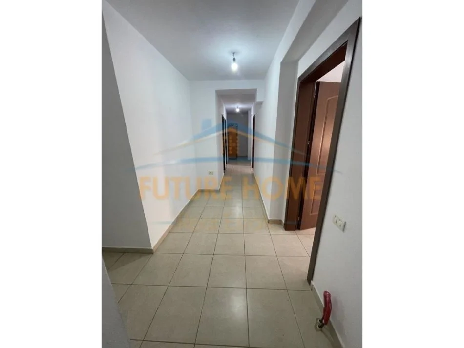 Korce, jepet me qera apartament 2+1+Ballkon Kati 3, 125 m² 300 € (Lagjia 18, Korçë)