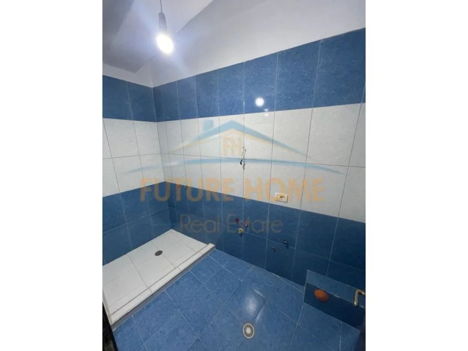 Korce, jepet me qera apartament 2+1+Ballkon Kati 3, 125 m² 300 € (Lagjia 18, Korçë)