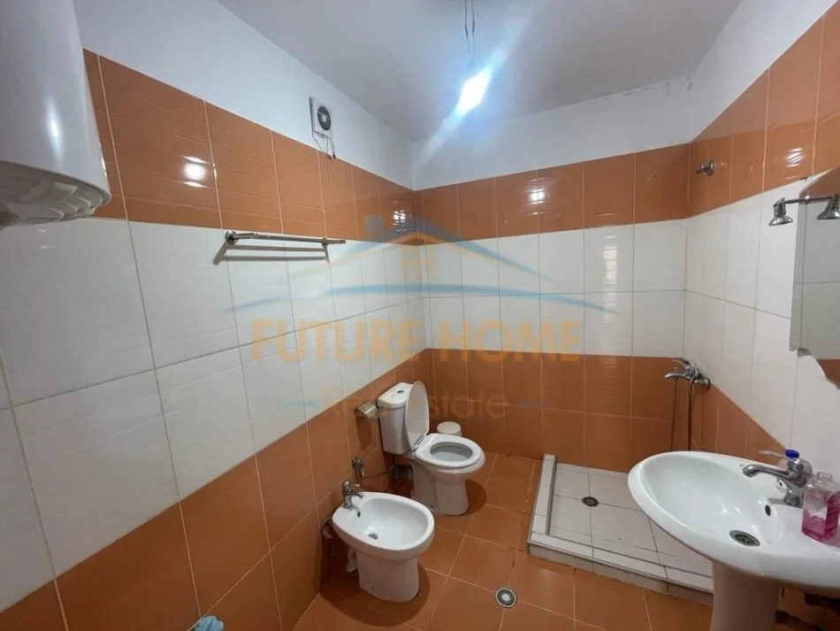 Korce, jepet me qera apartament 2+1+Ballkon Kati 3, 125 m² 300 € (Lagjia 18, Korçë)