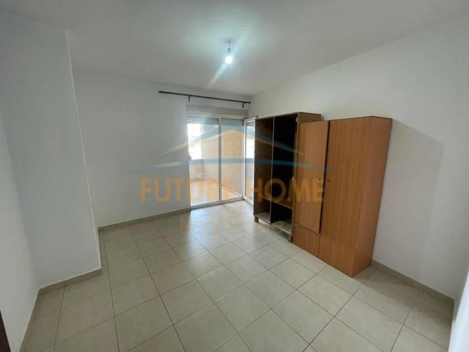 Korce, jepet me qera apartament 2+1+Ballkon Kati 3, 125 m² 300 € (Lagjia 18, Korçë)