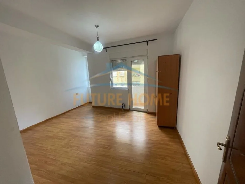 Korce, jepet me qera apartament 2+1+Ballkon Kati 3, 125 m² 300 € (Lagjia 18, Korçë)