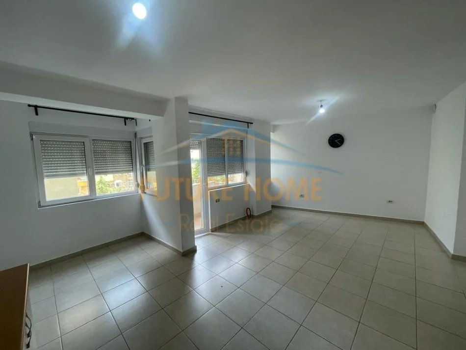 Korce, jepet me qera apartament 2+1+Ballkon Kati 3, 125 m² 300 € (Lagjia 18, Korçë)