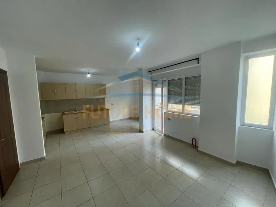 Korce, jepet me qera apartament 2+1+Ballkon Kati 3, 125 m² 300 € (Lagjia 18, Korçë)