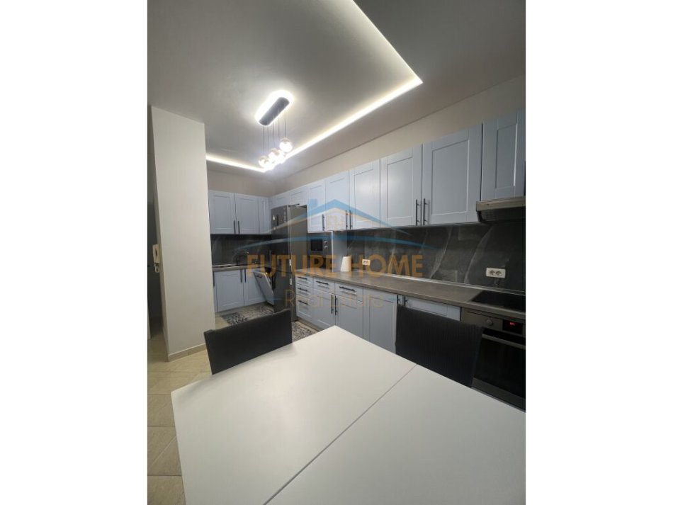 Tirane, jepet me qera apartament 2+1 Kati 4, 86 m² 650 € (KOMUNA PARISIT)