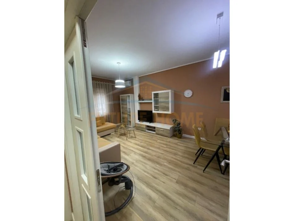 Tirane, jepet me qera apartament 1+1+Aneks+Ballkon Kati 4, 78 m² 700 € (Rruga Eduart Mano)