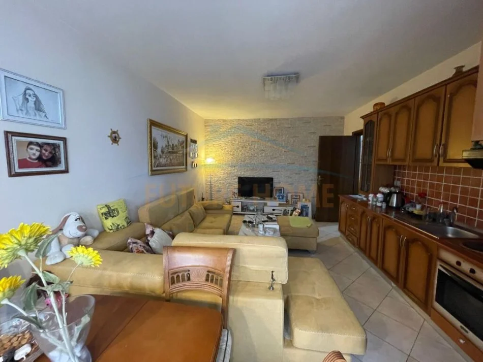 Durres, shitet apartament 2+1 Kati 5, 90 m² 90.000 € (Stadiumi)