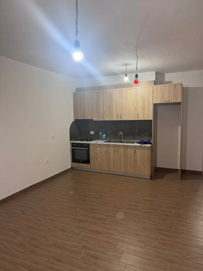 Tirane, jepet me qera apartament 2+1+Ballkon Kati 3, 95 m² 330 € (rruga Sabri Preveza)