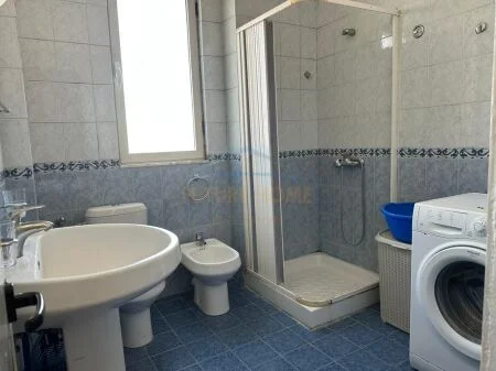 Tirane, jepet me qera apartament 1+1+Ballkon Kati 5, 87 m² 500 € (perballe Ministrise se Jashtme, AREA46814)
