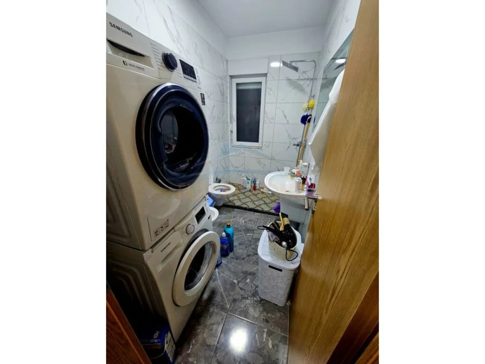 Tirane, jepet me qera 1+1 Kati 8, 600 € (Kompleksi Magnet, 21 Dhjetori)