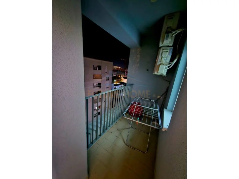 Tirane, jepet me qera 1+1 Kati 8, 600 € (Kompleksi Magnet, 21 Dhjetori)