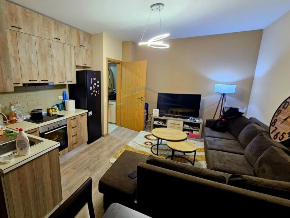 Tirane, jepet me qera 1+1 Kati 8, 600 € (Kompleksi Magnet, 21 Dhjetori)