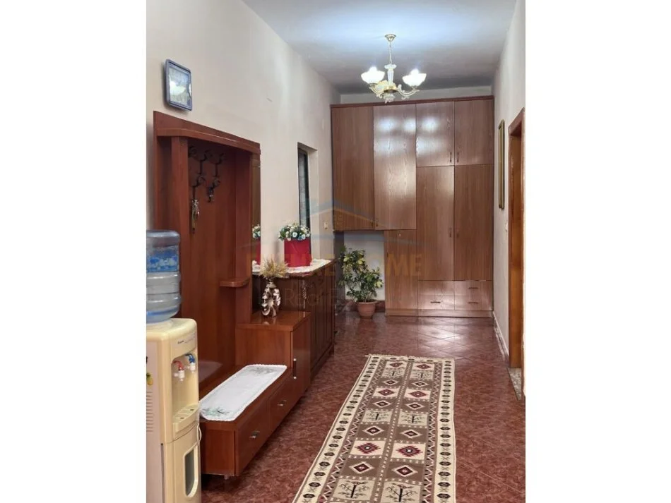 Tirane, jepet me qera 2+1 Kati 1, 120 m² 500 € (Spitali Ushtarak Tiranë)