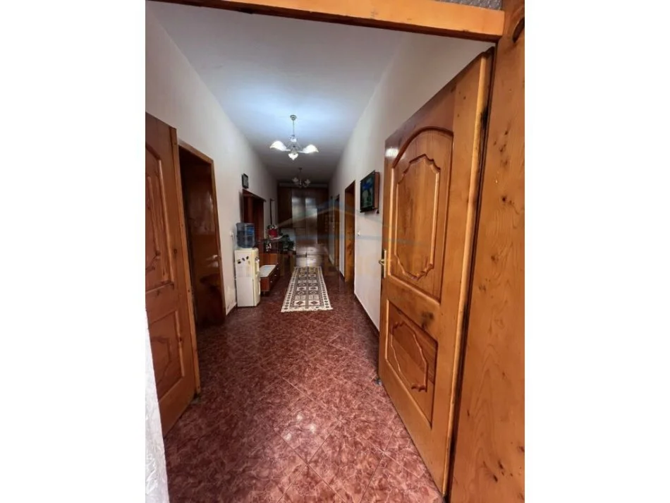 Tirane, jepet me qera 2+1 Kati 1, 120 m² 500 € (Spitali Ushtarak Tiranë)