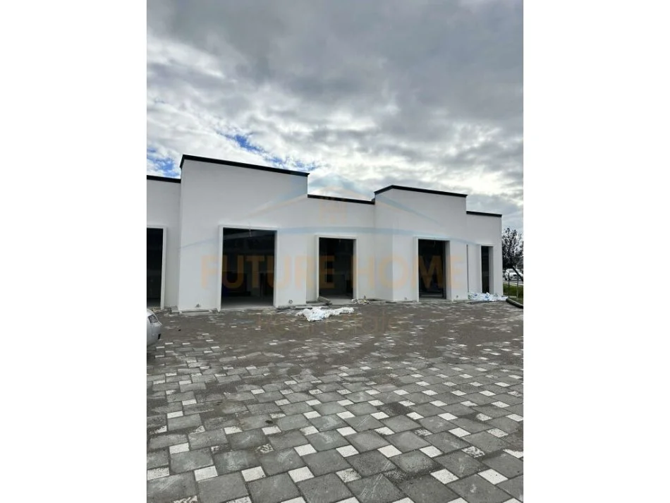 Tirane, jepet me qera magazine Kati 0, 500 m² 2.000 € (RRUGA E RINASIT)