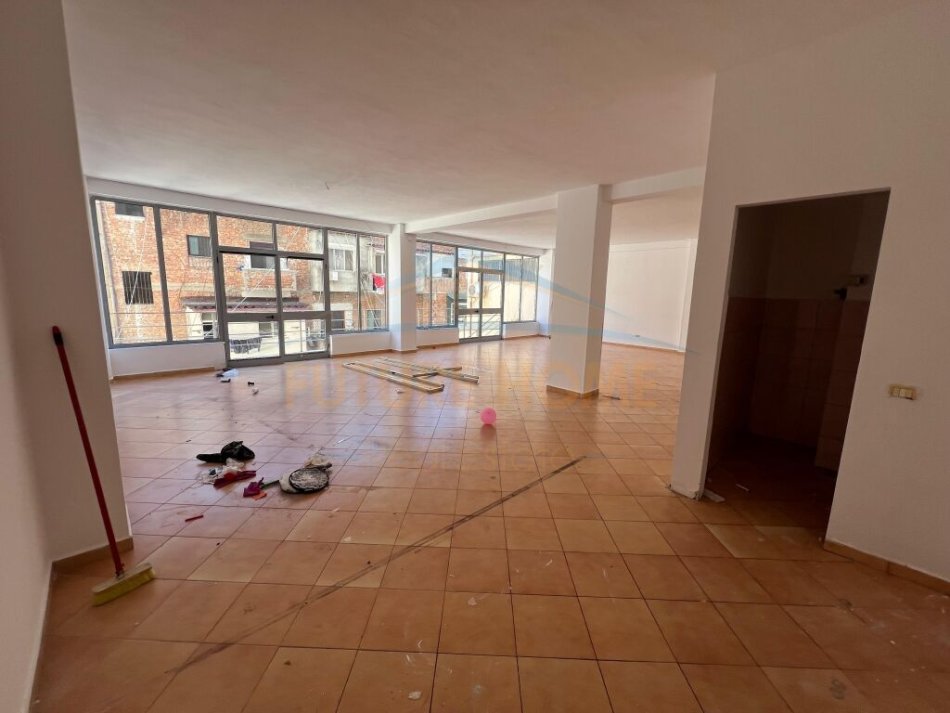 Durres, jepet me qera ambjent biznesi Kati 1, 200 m² 800 € (Durres)