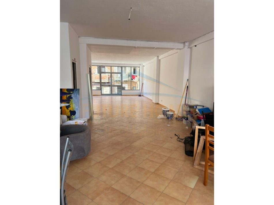 Durres, jepet me qera ambjent biznesi Kati 1, 200 m² 800 € (Durres)