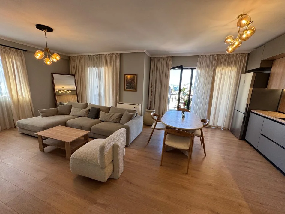 Tirane, jepet me qera apartament 2+1 Kati 7, 157 m² 1.300 € (Rruga e Durresit)