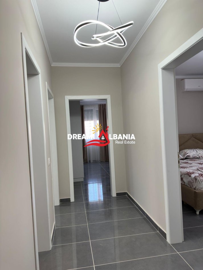 Tirane, jepet me qera 2+1 , 120 m² 800 €