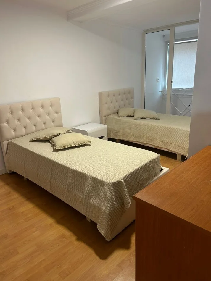 Tirane, jepet me qera apartament 2+1 Kati 2, 70 m² 700 € (Blloku)